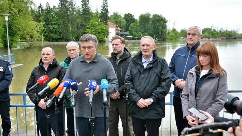 Premijer u Karlovcu: Suočavamo se s rekordnim vodenim valovima, situacija je pod kontrolom 